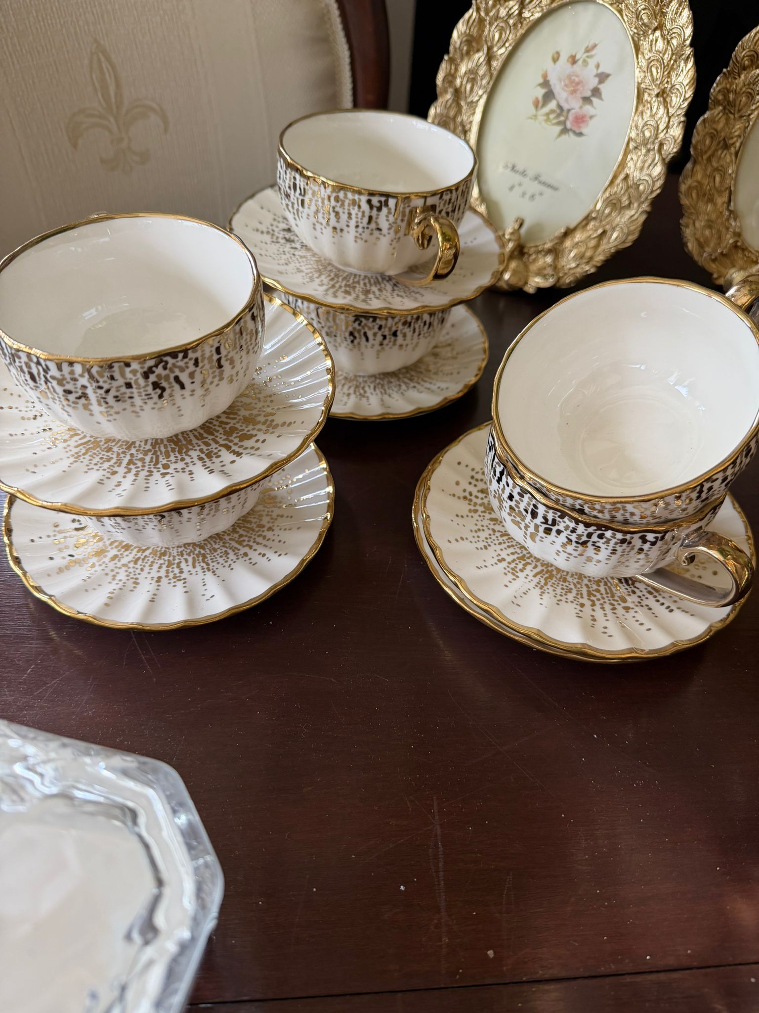 Set cesti cafea/capucino/ceai-model alb-auriu